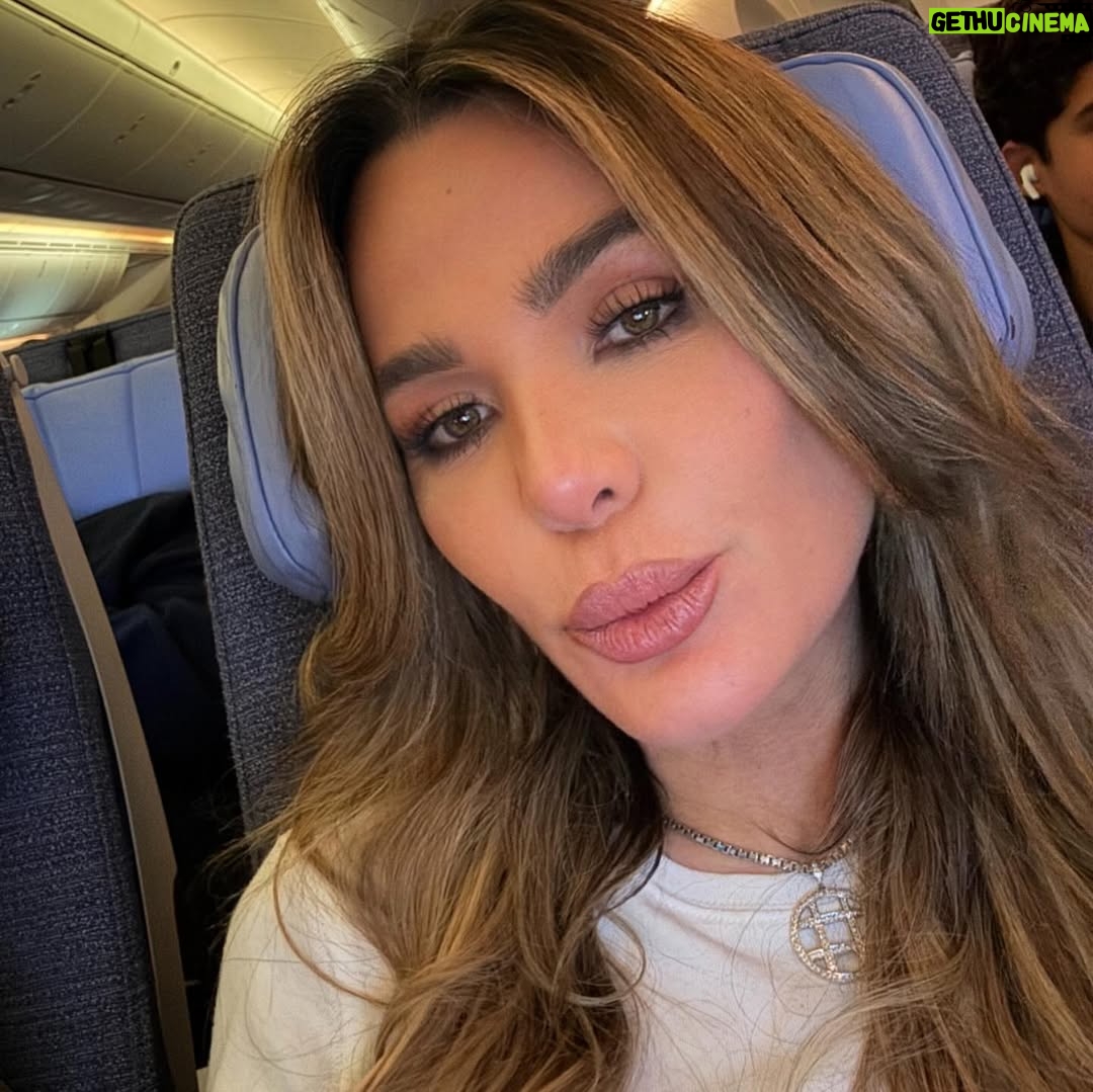 Luz García - 1.9K Likes - Despidiéndonos  de Madrid 🇪🇸después de unas vacaciones extraordinarias junto a mi hijo Miguel Ángel, compartiendo memorias que quedan en el alma. ♥️🌎

Días para reencontrarme con amigos a los que hacía tiempo no veía y para crear nuevos recuerdos que atesoro profundamente.

Gracias @lyndarodriguez1 por ser tan buena anfitriona.
Amiga @jenniferndejaquez y su hermosa familia, desde República Dominicana, por el cariño de siempre. 

@alinatavarezp amiga, gracias por regalarme la oportunidad de celebrar contigo el cumpleaños tan especial de nuestra Renata y compartir con nuevos amigos, @peneloperodriguezs maravillosa. 
A con quienes tuve la dicha de compartir, reír y celebrar la vida.

Madrid, gracias por tanto. ✨🇪🇸