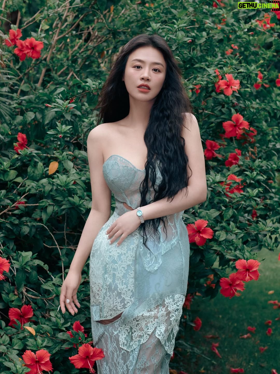 Ma Sichun - 11K Likes - The perfect seaside holiday.
@acnestudios @ellechina