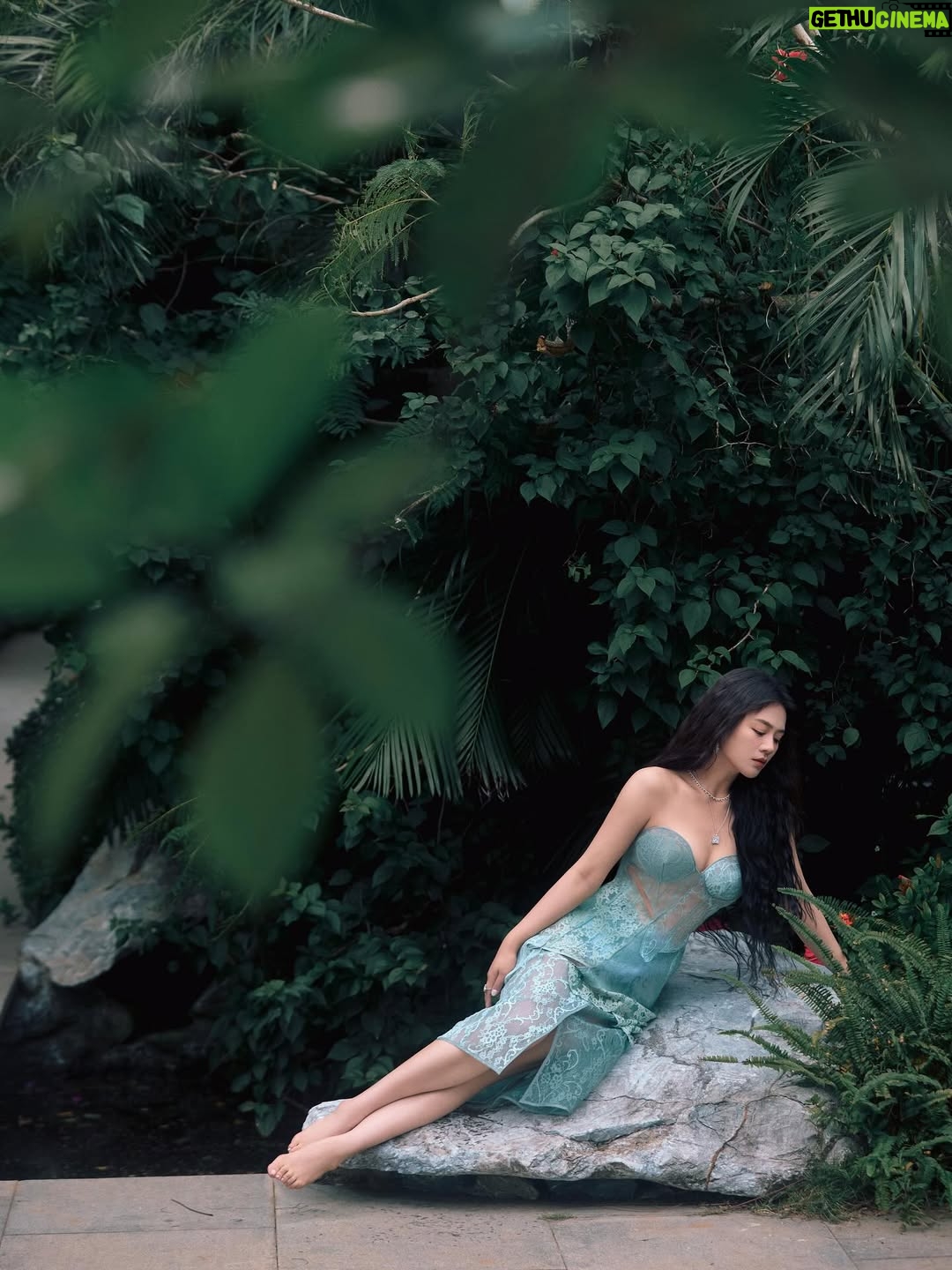 Ma Sichun - 11K Likes - The perfect seaside holiday.
@acnestudios @ellechina