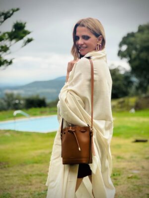 Macarena Gómez Instagram - Mi nuevo imprescindible 👜 @paris64world
#paris64 #handbag #fashion #stylish #chic