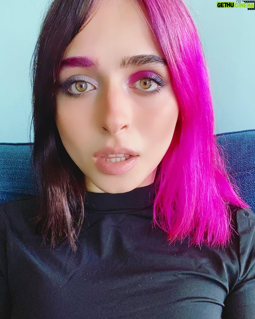 Madgal - 125.2K Likes - Couldn't decide between colors, so I decided to PIVOTTTT! I look scary I know, I like it lol