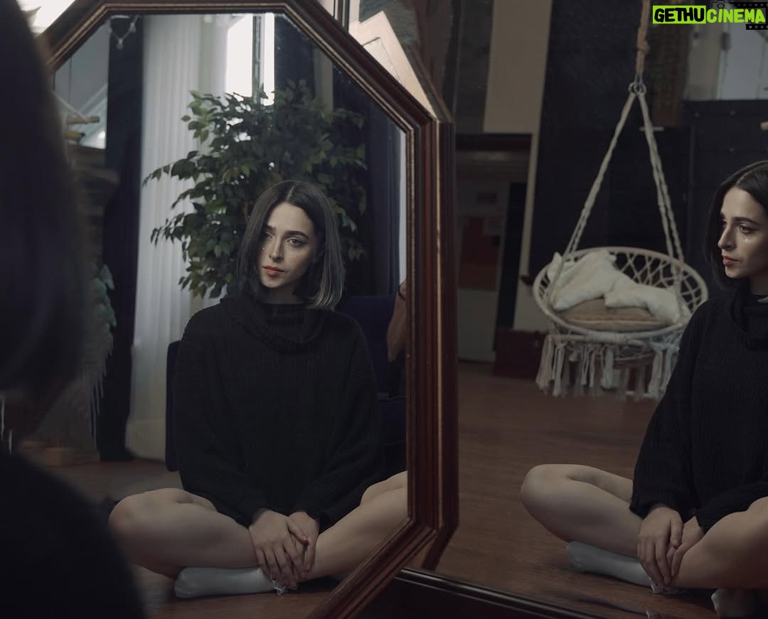 Madgal - 265.7K Likes - -
رفیق قدیمی به دلتون نشست؟ 
چه حسی بهتون داد؟ 
قسمت مورد علاقتو برام بنویس❤️🥀
لینک آهنگ در بایو هست اگه نشنیدینش
Photo by @miccofarahanchi