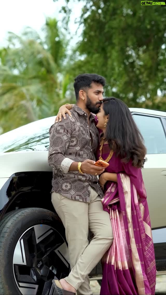 Madhu Gowda - 352.2K Likes - Olle Hudga NIKHIL💞😅 #madhugowda #nidhu 
Saree @nidhu_vastra