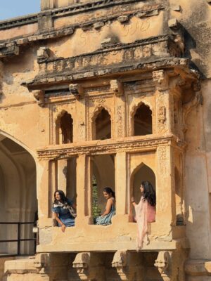 Madhu Gowda Instagram - A stories narrated on stone! HAMPI😁🤌🏻
#madhugowda #girlstrip