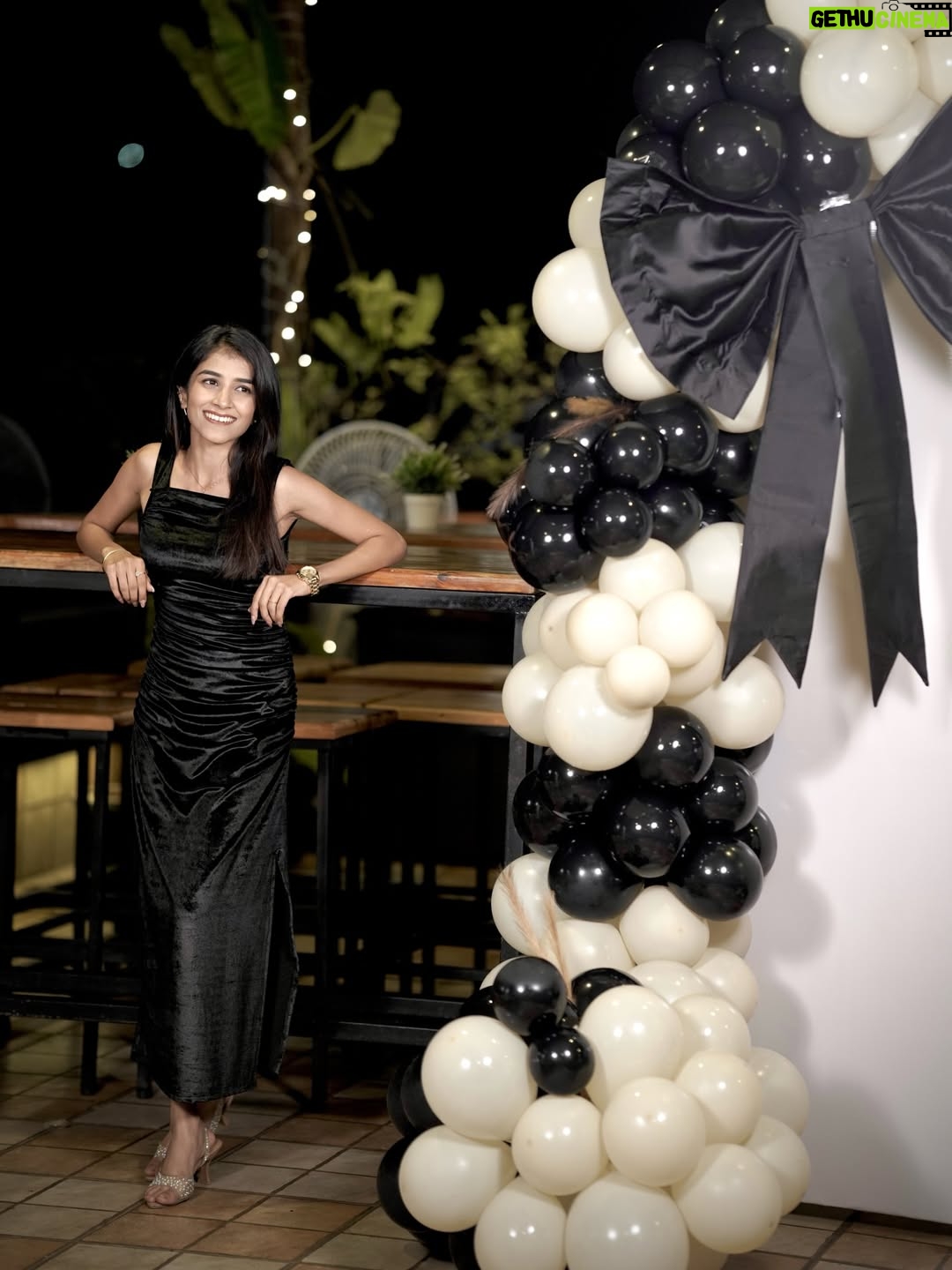Madhu Gowda - 180K Likes - Have a birthday that’s every bit as beautiful as your are .🤍🤌🏻😚 #birthday
Events: @kk_events_mysuru