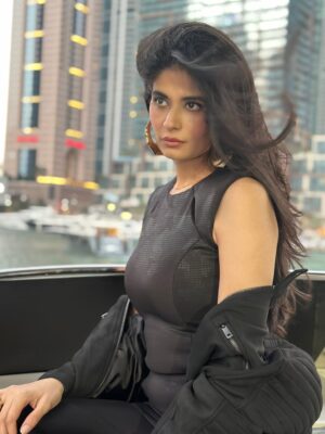 Madiha Iftikhar Instagram - 🏴‍☠️✔️
My best friend @juvariaabbasi who knows my best profiles I love you 😘

#madihaiftikhar #dubai #black #beauty