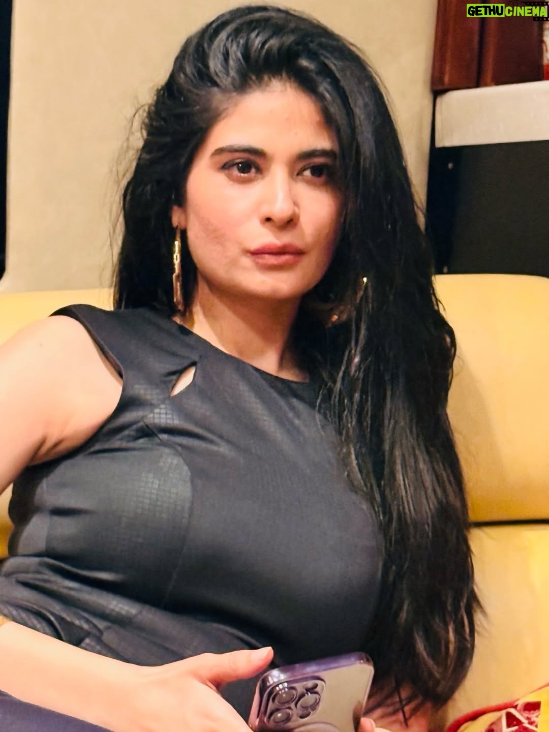 Madiha Iftikhar - 2.6K Likes - 🏴‍☠️✔️
My best friend @juvariaabbasi who knows my best profiles I love you 😘

#madihaiftikhar #dubai #black #beauty