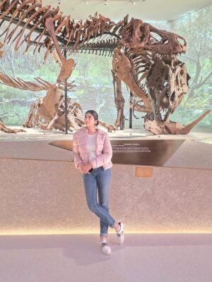 Madiha Iftikhar Instagram - We are here touristing 😁
@shizzlemeerza 💕💕
@nhm_abudhabi 

#madihaiftikhar #abudhabi #fyp #tiktok #instagram