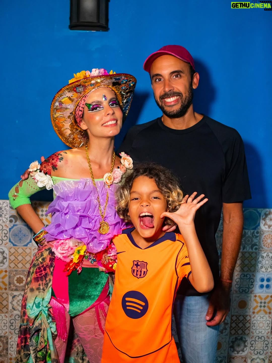 Mãeana - 2.6K Likes - ontem foi o xou “mãeana canta JG” de número 200. Sim, o @bemgil contou! até Sereno deu o ar de sua graça. obrigada @bemgil meu iceberg em chamas, (lembra q caetano me chamou assim quando escreveu meu release em 2015? dizendo q sou uma cantora “cool” apimentada… 🥰) obrigada consagrado @marcelocostareal , obrigada @betomsantana pela parceria, @stellamaris_cantora @pedroderosamorais minha jesusa e meu anjo, minha família! obrigada @gee.eu autor dessas fotos, por tudo e pela montagem da nossa exposição comemorativa com fotos dele, da @amandabrm e da @alfamor 
é mto assunto com esse stelium em aquário mas vou me ater a estes agradecimentos com a emoção de ter sido mto feliz com esse ganha pão, xou cheio de paixão, durante mais de 3 anos na @casadamaeoficial (lembrando que em 22 e 23 ainda fiz outros shows diferentes la, cantando rita lee, gal costa, xuxa, santo seio e até cantando as dos meus discos antigos) 
Farei despedidas em diferentes estados ao longo do ano, vai ser uma despedida bem aos poucos, provavelmente volto com ele na casa da mãe depois do carnaval… 
domingo lançamos o baile “mamãe eu quero” que vai ter dia 10 também, com vendas ja no sympla. 
beijos nos corações. 
quando o amor o chamar 
siga-o.