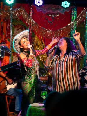 Mãeana Instagram - obrigada @casadamaeoficial e todo mundo que esteve ontem! (estão com ressaca? ou funcionou o feitiço?) 
gratidão eterna @bemgil @marcelocostareal @pedroderosamorais @stellamaris_cantora @betomsantana ,
@_brinacosta deusa q ajudou mto no expo junto com @gee.eu que também fez essas fotos lindas!!
hoje tem mais!! 💕✨🍀