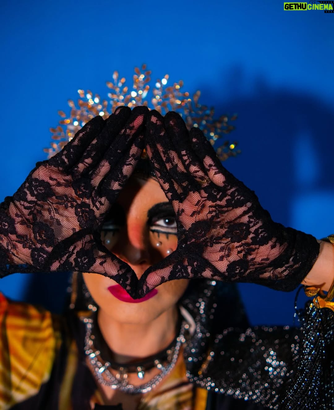 Mãeana - 3.6K Likes - a gente precisa brincar muito e lembrar que união de estado com religião só tem um resultado: cagada total!! o santo seio exalta o seio e zomba dos dogmas, Jesusa minha filha transformou água em todos os tipos de bebida, inclusive o leite bom na cara dos caretas numa festa matriarcal muito cheia de amor’ 
fotos @gee.eu
