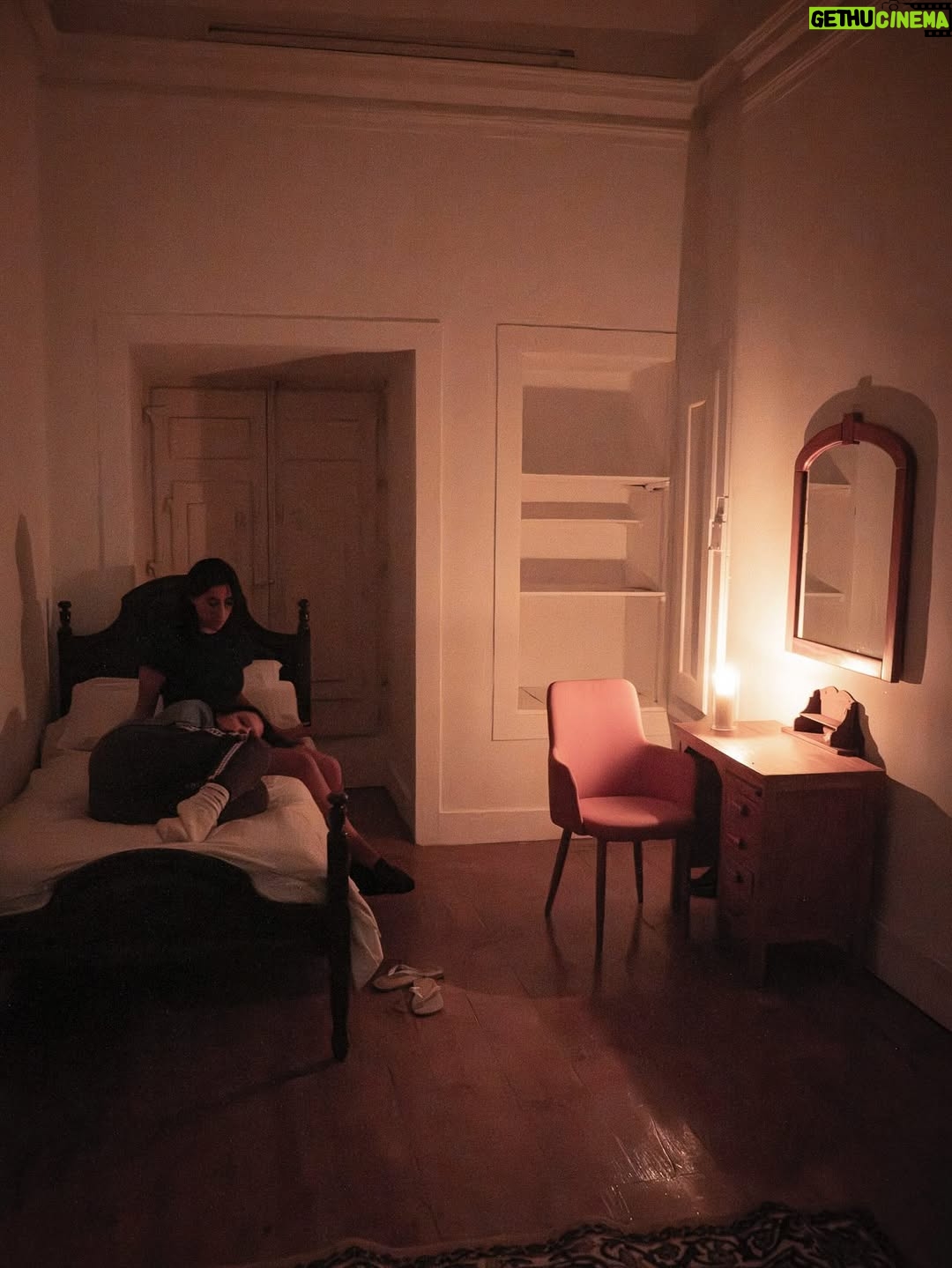 Mafalda Luís de Castro - 2.4K Likes - 🌒
Continuamos no dark, mas passamos para o terror imersivo. Quem aqui já foi a espectáculos do @projecto_casa_assombrada pode saltar a explicação, quem nunca, vamos lá: 

É 1:30h de teatro de terror imersivo. 
Não há palco, não há plateia. Há um espaço e uma história, o público é convidado a ser personagem, tem de desvendar um mistério e desta vez, jogar… O JOGO DO DIABO. ♟️♦️

⚫️Se te borras com tudo, fica em casa. Se tens medo mas curiosidade, nós tratamos de ti, há vários níveis e tu podes escolhê-los. 🃏

📸 @guilherme.gouveia7