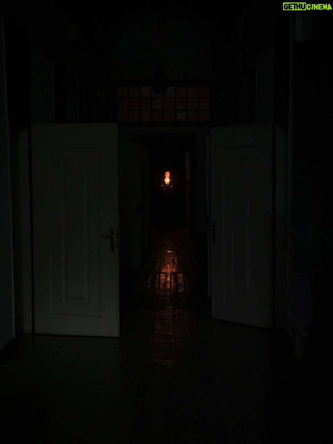 Mafalda Luís de Castro - 2.4K Likes - 🌒
Continuamos no dark, mas passamos para o terror imersivo. Quem aqui já foi a espectáculos do @projecto_casa_assombrada pode saltar a explicação, quem nunca, vamos lá: 

É 1:30h de teatro de terror imersivo. 
Não há palco, não há plateia. Há um espaço e uma história, o público é convidado a ser personagem, tem de desvendar um mistério e desta vez, jogar… O JOGO DO DIABO. ♟️♦️

⚫️Se te borras com tudo, fica em casa. Se tens medo mas curiosidade, nós tratamos de ti, há vários níveis e tu podes escolhê-los. 🃏

📸 @guilherme.gouveia7