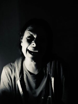 Mafalda Luís de Castro Instagram - 🌒
Continuamos no dark, mas passamos para o terror imersivo. Quem aqui já foi a espectáculos do @projecto_casa_assombrada pode saltar a explicação, quem nunca, vamos lá: 

É 1:30h de teatro de terror imersivo. 
Não há palco, não há plateia. Há um espaço e uma história, o público é convidado a ser personagem, tem de desvendar um mistério e desta vez, jogar… O JOGO DO DIABO. ♟️♦️

⚫️Se te borras com tudo, fica em casa. Se tens medo mas curiosidade, nós tratamos de ti, há vários níveis e tu podes escolhê-los. 🃏

📸 @guilherme.gouveia7