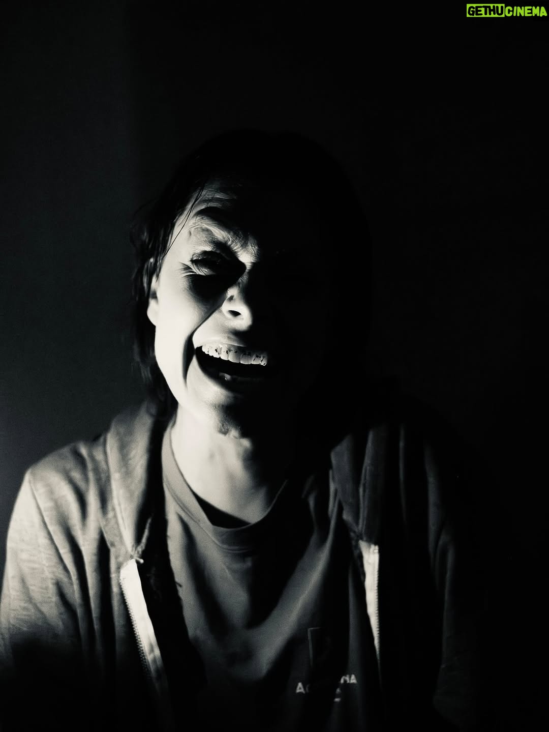 Mafalda Luís de Castro - 2.4K Likes - 🌒
Continuamos no dark, mas passamos para o terror imersivo. Quem aqui já foi a espectáculos do @projecto_casa_assombrada pode saltar a explicação, quem nunca, vamos lá: 

É 1:30h de teatro de terror imersivo. 
Não há palco, não há plateia. Há um espaço e uma história, o público é convidado a ser personagem, tem de desvendar um mistério e desta vez, jogar… O JOGO DO DIABO. ♟️♦️

⚫️Se te borras com tudo, fica em casa. Se tens medo mas curiosidade, nós tratamos de ti, há vários níveis e tu podes escolhê-los. 🃏

📸 @guilherme.gouveia7
