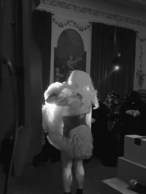 Mafalda Luís de Castro Instagram - Equilíbrio na vida é começar o dia em festas infantis e terminar em festas de adultos. 🦄⛓️