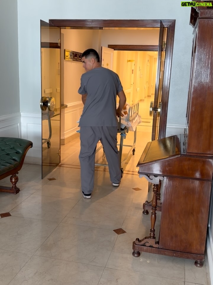 Magaly Medina - 38.9K Likes - 1. El @drfreschi marcando mi rostro y cuello antes de ir al quirófano. 
2. ⁠Es la habitación que me asignaron para pasar la noche luego de la operación. 
3. ⁠Transcurridas siete horas y terminada la intervención quirúrgica, me trasladaron a mi cuarto. 
4. ⁠Al segundo día ya tuve el alta médica y al tercer día sesión de cámara hiperbárica. 
5. ⁠Aquí ya renovada luego de revitalizarme en la cámara.
6. Tengo una cuidadora de lujo. Nada menos que @dra.joanabernedo