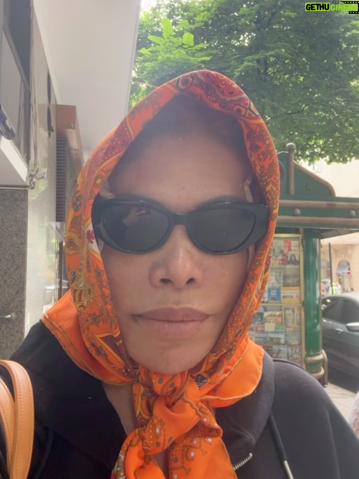 Magaly Medina - 38.9K Likes - 1. El @drfreschi marcando mi rostro y cuello antes de ir al quirófano. 
2. ⁠Es la habitación que me asignaron para pasar la noche luego de la operación. 
3. ⁠Transcurridas siete horas y terminada la intervención quirúrgica, me trasladaron a mi cuarto. 
4. ⁠Al segundo día ya tuve el alta médica y al tercer día sesión de cámara hiperbárica. 
5. ⁠Aquí ya renovada luego de revitalizarme en la cámara.
6. Tengo una cuidadora de lujo. Nada menos que @dra.joanabernedo