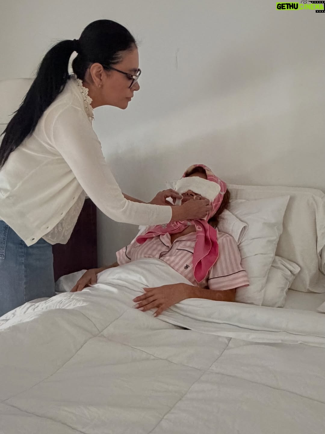 Magaly Medina - 38.9K Likes - 1. El @drfreschi marcando mi rostro y cuello antes de ir al quirófano. 
2. ⁠Es la habitación que me asignaron para pasar la noche luego de la operación. 
3. ⁠Transcurridas siete horas y terminada la intervención quirúrgica, me trasladaron a mi cuarto. 
4. ⁠Al segundo día ya tuve el alta médica y al tercer día sesión de cámara hiperbárica. 
5. ⁠Aquí ya renovada luego de revitalizarme en la cámara.
6. Tengo una cuidadora de lujo. Nada menos que @dra.joanabernedo