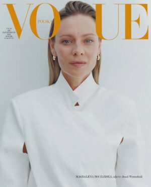 Magdalena Boczarska Instagram - Trzecią wyjątkową bohaterką październikowego numeru „Vogue Polska” została Magdalena Boczarska (@magda_boczarska). Aktorka postuluje, by „siostrzeństwo” rozumieć jako wspólnotę opartą na wzajemnym wsparciu. W rozmowie z Anną Konieczyńską polska ambasadorka @lorealparis Paris mówi o budowaniu równowagi we współczesnym związku i o tym, że każda silna relacja z drugim człowiekiem zaczyna się od dobrej relacji z samą sobą.

Na łamach tego wydania Piotr Zachara szuka odpowiedzi na pytanie, czy tylko wybitni projektanci mogą zrobić karierę w modzie, analizując biografie Virgila Abloha. W swoim felietonie Anda Rottenberg pochyla się nad siostrzeństwem i jego deficytem w codziennym życiu. Marta Waglewska sprawdza, jak w praktyce wygląda proces twórczy perfumiarza, a Paulina Klepacz pisze o nowej erze gadżetów i kosmetyków intymnych, które zachęcają do holistycznego dbania o siebie na własnych zasadach.

Październikowy numer „Vogue Polska” trafi do sprzedaży już 25 września. Zamów go już teraz z jedną z trzech okładek do wyboru i wygodną dostawą do domu. Link w bio.

Zdjęcia: Janek Wasiuchnik @maanamman 
Asystenci fotografa: Gabriel Orłowski @gabrielorlowski, Kamil Ślazinski @kamilslazinski, Magda Dawidowicz @dawidowiczphoto 
Retusz: Magda Daszkowska @hue.retouch 
Stylizacja: Kasia Mioduska @kasiamioduska 
Asystenci stylizacji: Filip Janiak @filipjaniak, Oliwia Leszek @oliwialeszek 
Makijaż: Aga Wilk @agawilkmakeup kosmetykami L’Oreal Paris
Włosy: Piotr Wasiński @wasylwasinski 
Produkcja: Filip Jakoniuk @filip_jakoniuk 
Asystent produkcji: Sebastian Staszczyk @velstasz