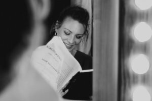 Magdalena Boczarska Instagram - Ostatni spektakl „Słoneczna Linia” w tym roku uchwycony okiem @aleksandralapiejko 📸
Dziękuję Wam za wszyskie wspólnie wieczory spędzone w @teatrpolonia ❤️

Najbliższe spektakle dostępne w sprzedaży:
21,22 lutego 19:00
23,24,25 marca  19:00

Do zobaczenia! 🎭
