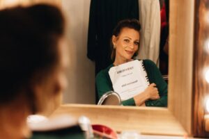 Magdalena Boczarska Instagram - Ostatni spektakl „Słoneczna Linia” w tym roku uchwycony okiem @aleksandralapiejko 📸
Dziękuję Wam za wszyskie wspólnie wieczory spędzone w @teatrpolonia ❤️

Najbliższe spektakle dostępne w sprzedaży:
21,22 lutego 19:00
23,24,25 marca  19:00

Do zobaczenia! 🎭