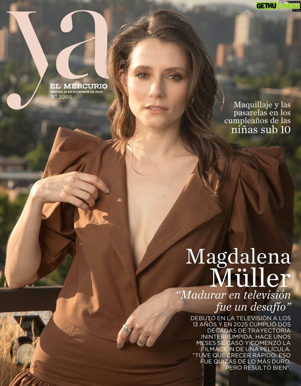 Magdalena Müller - 555 Likes - Hoy en @revista_ya Magdalena Müller: “Madurar en televisión fue un desafío”
Debutó en la televisión a los 13 años y en 2025 @magdalenamullerv cumplió dos décadas de trayectoria profesional ininterrumpida. La fecha la encuentra en un momento clave: acaba de casarse y en plena filmación de una nueva incursión cinematográfica. 
Sus primeros roles fueron en las teleseries “Gatas y Tuercas” y “Charly Tango”, pero fue la serie juvenil “Amango” la que catapultó su popularidad. Esa producción tuvo una película, conciertos por todo Chile y en el Festival de Viña del Mar ganaron Antorcha de Plata. “Es como contar la vida de otra persona”, dice Müller, que hoy aparece en la teleserie de Mega @mega.tv “Aguas de oro”.
La actriz ha participado en más de 15 teleseries, montajes teatrales, series televisivas y en el cine ha sido dirigida por Silvio Caiozzi. Pero en un momento se cuestionó iniciar su carrera tan joven. Recuerda que en una terapia, una psicóloga le dijo: “tú eres como una manzana muy roja, muy hermosa por fuera, pero que si uno la parte por la mitad se encuentra que su corazón está verde. De inmediato lo relacioné con haber crecido muy rápido, haber avanzado mucho mientras era muy joven y tener miedo a quedarme estancada (...) Me di cuenta de que mi interés no era por el éxito o la fama... finalmente descubrí que, en realidad, quería ser actriz”. 
A inicios de noviembre, Magdalena Müller se casó con el ingeniero Félix Echevarría. “Conocía poco del mundo de la actuación, pero tiene otra vida. Obviamente, él me apaña totalmente en mi carrera”. 
En 2020, Müller junto con la actriz Diana Rivera, creó La Teatral Chile @lateatralchile, una compañía y academia teatral. Ahora, vuelve a trabajar en el cine con la película “Que se acabe todo” dirigida por Moisés Sepúlveda (Juntos Films) y que protagonizan Francisco Melo, Paulina García y Benjamín Vicuña.
Luego de dos décadas de carrera dice: “Me gusta esa sensación de querer seguir aprendiendo.
Fotografías: @sergio.a.lopez