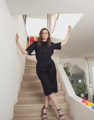 Magdalena Müller Instagram - Hoy en @revista_ya Magdalena Müller: “Madurar en televisión fue un desafío”
Debutó en la televisión a los 13 años y en 2025 @magdalenamullerv cumplió dos décadas de trayectoria profesional ininterrumpida. La fecha la encuentra en un momento clave: acaba de casarse y en plena filmación de una nueva incursión cinematográfica. 
Sus primeros roles fueron en las teleseries “Gatas y Tuercas” y “Charly Tango”, pero fue la serie juvenil “Amango” la que catapultó su popularidad. Esa producción tuvo una película, conciertos por todo Chile y en el Festival de Viña del Mar ganaron Antorcha de Plata. “Es como contar la vida de otra persona”, dice Müller, que hoy aparece en la teleserie de Mega @mega.tv “Aguas de oro”.
La actriz ha participado en más de 15 teleseries, montajes teatrales, series televisivas y en el cine ha sido dirigida por Silvio Caiozzi. Pero en un momento se cuestionó iniciar su carrera tan joven. Recuerda que en una terapia, una psicóloga le dijo: “tú eres como una manzana muy roja, muy hermosa por fuera, pero que si uno la parte por la mitad se encuentra que su corazón está verde. De inmediato lo relacioné con haber crecido muy rápido, haber avanzado mucho mientras era muy joven y tener miedo a quedarme estancada (...) Me di cuenta de que mi interés no era por el éxito o la fama... finalmente descubrí que, en realidad, quería ser actriz”. 
A inicios de noviembre, Magdalena Müller se casó con el ingeniero Félix Echevarría. “Conocía poco del mundo de la actuación, pero tiene otra vida. Obviamente, él me apaña totalmente en mi carrera”. 
En 2020, Müller junto con la actriz Diana Rivera, creó La Teatral Chile @lateatralchile, una compañía y academia teatral. Ahora, vuelve a trabajar en el cine con la película “Que se acabe todo” dirigida por Moisés Sepúlveda (Juntos Films) y que protagonizan Francisco Melo, Paulina García y Benjamín Vicuña.
Luego de dos décadas de carrera dice: “Me gusta esa sensación de querer seguir aprendiendo.
Fotografías: @sergio.a.lopez