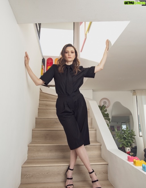 Magdalena Müller - 555 Likes - Hoy en @revista_ya Magdalena Müller: “Madurar en televisión fue un desafío”
Debutó en la televisión a los 13 años y en 2025 @magdalenamullerv cumplió dos décadas de trayectoria profesional ininterrumpida. La fecha la encuentra en un momento clave: acaba de casarse y en plena filmación de una nueva incursión cinematográfica. 
Sus primeros roles fueron en las teleseries “Gatas y Tuercas” y “Charly Tango”, pero fue la serie juvenil “Amango” la que catapultó su popularidad. Esa producción tuvo una película, conciertos por todo Chile y en el Festival de Viña del Mar ganaron Antorcha de Plata. “Es como contar la vida de otra persona”, dice Müller, que hoy aparece en la teleserie de Mega @mega.tv “Aguas de oro”.
La actriz ha participado en más de 15 teleseries, montajes teatrales, series televisivas y en el cine ha sido dirigida por Silvio Caiozzi. Pero en un momento se cuestionó iniciar su carrera tan joven. Recuerda que en una terapia, una psicóloga le dijo: “tú eres como una manzana muy roja, muy hermosa por fuera, pero que si uno la parte por la mitad se encuentra que su corazón está verde. De inmediato lo relacioné con haber crecido muy rápido, haber avanzado mucho mientras era muy joven y tener miedo a quedarme estancada (...) Me di cuenta de que mi interés no era por el éxito o la fama... finalmente descubrí que, en realidad, quería ser actriz”. 
A inicios de noviembre, Magdalena Müller se casó con el ingeniero Félix Echevarría. “Conocía poco del mundo de la actuación, pero tiene otra vida. Obviamente, él me apaña totalmente en mi carrera”. 
En 2020, Müller junto con la actriz Diana Rivera, creó La Teatral Chile @lateatralchile, una compañía y academia teatral. Ahora, vuelve a trabajar en el cine con la película “Que se acabe todo” dirigida por Moisés Sepúlveda (Juntos Films) y que protagonizan Francisco Melo, Paulina García y Benjamín Vicuña.
Luego de dos décadas de carrera dice: “Me gusta esa sensación de querer seguir aprendiendo.
Fotografías: @sergio.a.lopez