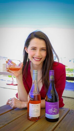 Magdalena Müller Instagram - Disfrutando de estos ricos días de verano junto a @bicicletawines ✨💖🍷
En su perfil están con un concurso de fin de año para que vayan a ver 😋
#FollowYourRoad 
Publicidad
