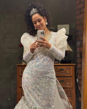 Magdyel Ugaz Instagram - Nuestra Teresita se casó 👰🏻‍♀️❤️ Acá un poco del detrás de cámaras 😍❤️💃🏻 
¿El vestido superó las expectativas?? 👰🏻‍♀️🪿👀

Un equipo maravilloso hizo que la Tere brillara graciosa a todo el equipo de maquillaje 
Makeup y peinado @edithavilaneyra @escobedosiccha 
Todo el equipo de vestuario ♥️que se lució el vestido 
@shicale @ramonmaggin
