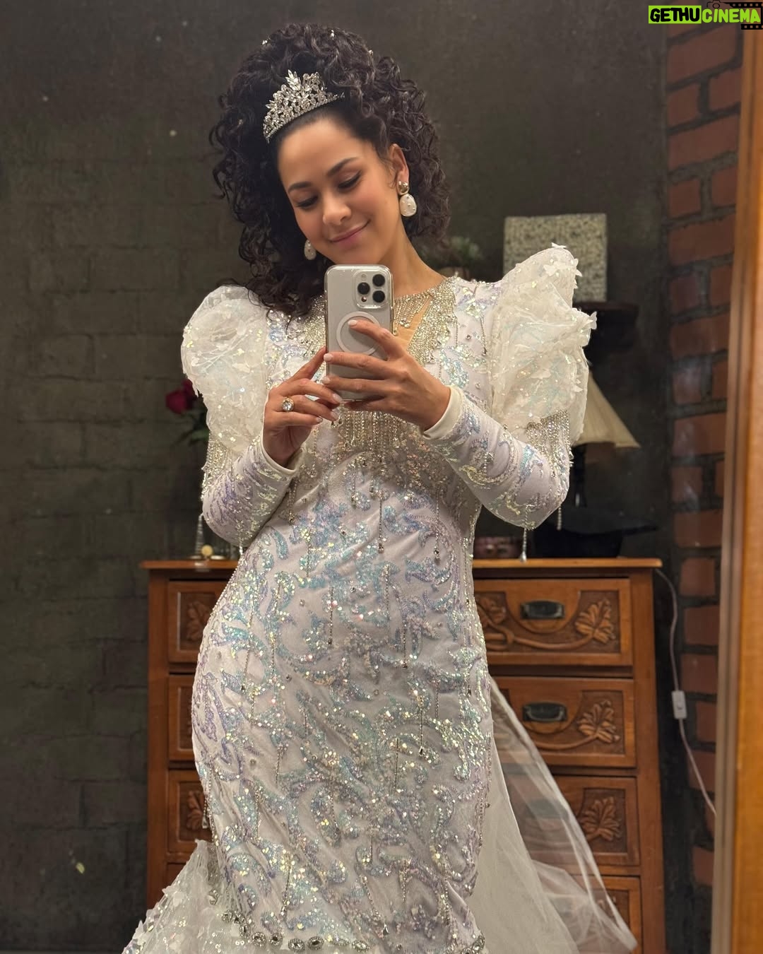 Magdyel Ugaz - 28.2K Likes - Nuestra Teresita se casó 👰🏻‍♀️❤️ Acá un poco del detrás de cámaras 😍❤️💃🏻 
¿El vestido superó las expectativas?? 👰🏻‍♀️🪿👀

Un equipo maravilloso hizo que la Tere brillara graciosa a todo el equipo de maquillaje 
Makeup y peinado @edithavilaneyra @escobedosiccha 
Todo el equipo de vestuario ♥️que se lució el vestido 
@shicale @ramonmaggin
