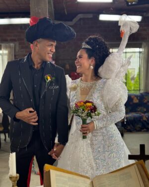 Magdyel Ugaz Instagram - Nuestra Teresita se casó 👰🏻‍♀️❤️ Acá un poco del detrás de cámaras 😍❤️💃🏻 
¿El vestido superó las expectativas?? 👰🏻‍♀️🪿👀

Un equipo maravilloso hizo que la Tere brillara graciosa a todo el equipo de maquillaje 
Makeup y peinado @edithavilaneyra @escobedosiccha 
Todo el equipo de vestuario ♥️que se lució el vestido 
@shicale @ramonmaggin