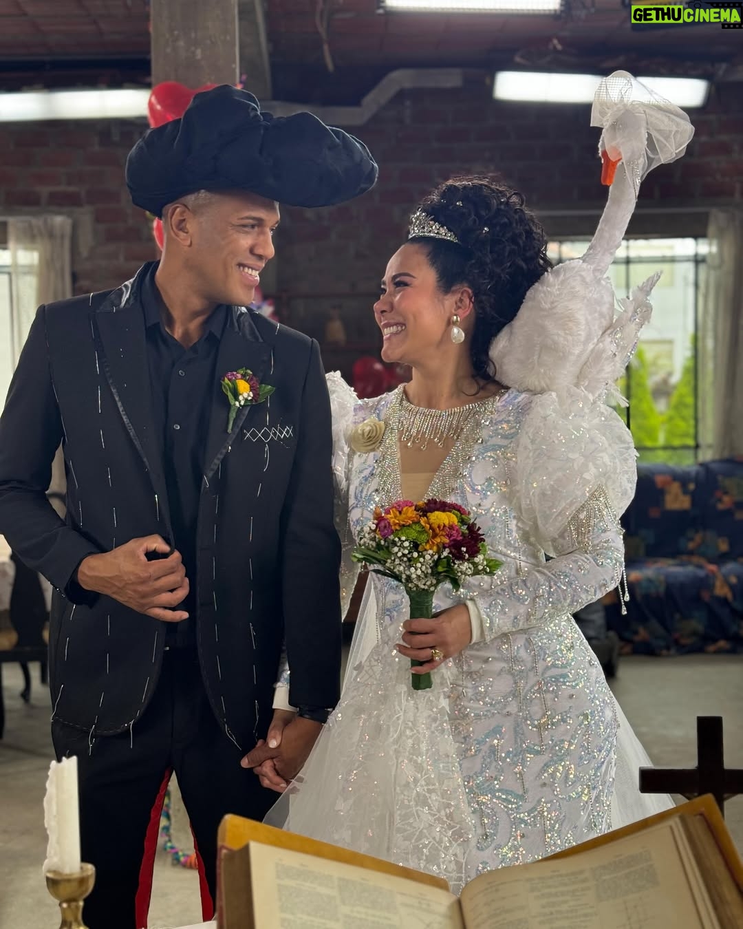 Magdyel Ugaz - 28.2K Likes - Nuestra Teresita se casó 👰🏻‍♀️❤️ Acá un poco del detrás de cámaras 😍❤️💃🏻 
¿El vestido superó las expectativas?? 👰🏻‍♀️🪿👀

Un equipo maravilloso hizo que la Tere brillara graciosa a todo el equipo de maquillaje 
Makeup y peinado @edithavilaneyra @escobedosiccha 
Todo el equipo de vestuario ♥️que se lució el vestido 
@shicale @ramonmaggin