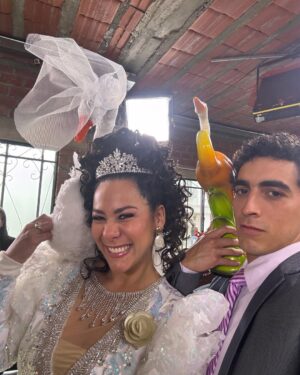 Magdyel Ugaz Instagram - Nuestra Teresita se casó 👰🏻‍♀️❤️ Acá un poco del detrás de cámaras 😍❤️💃🏻 
¿El vestido superó las expectativas?? 👰🏻‍♀️🪿👀

Un equipo maravilloso hizo que la Tere brillara graciosa a todo el equipo de maquillaje 
Makeup y peinado @edithavilaneyra @escobedosiccha 
Todo el equipo de vestuario ♥️que se lució el vestido 
@shicale @ramonmaggin