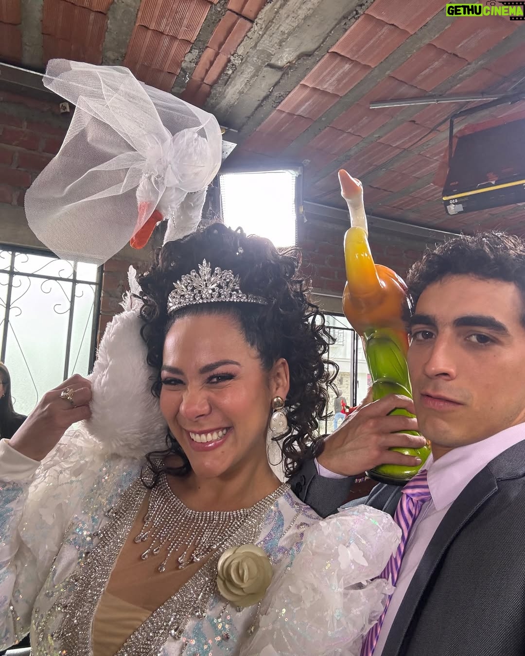 Magdyel Ugaz - 28.2K Likes - Nuestra Teresita se casó 👰🏻‍♀️❤️ Acá un poco del detrás de cámaras 😍❤️💃🏻 
¿El vestido superó las expectativas?? 👰🏻‍♀️🪿👀

Un equipo maravilloso hizo que la Tere brillara graciosa a todo el equipo de maquillaje 
Makeup y peinado @edithavilaneyra @escobedosiccha 
Todo el equipo de vestuario ♥️que se lució el vestido 
@shicale @ramonmaggin