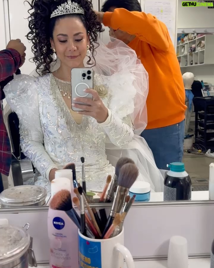 Magdyel Ugaz - 28.2K Likes - Nuestra Teresita se casó 👰🏻‍♀️❤️ Acá un poco del detrás de cámaras 😍❤️💃🏻 
¿El vestido superó las expectativas?? 👰🏻‍♀️🪿👀

Un equipo maravilloso hizo que la Tere brillara graciosa a todo el equipo de maquillaje 
Makeup y peinado @edithavilaneyra @escobedosiccha 
Todo el equipo de vestuario ♥️que se lució el vestido 
@shicale @ramonmaggin