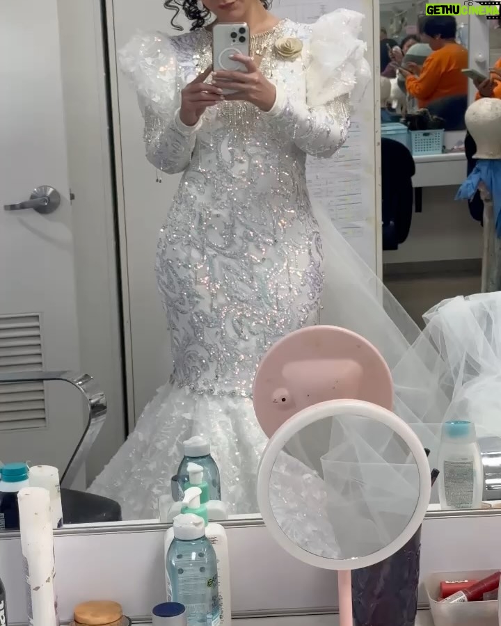 Magdyel Ugaz - 28.2K Likes - Nuestra Teresita se casó 👰🏻‍♀️❤️ Acá un poco del detrás de cámaras 😍❤️💃🏻 
¿El vestido superó las expectativas?? 👰🏻‍♀️🪿👀

Un equipo maravilloso hizo que la Tere brillara graciosa a todo el equipo de maquillaje 
Makeup y peinado @edithavilaneyra @escobedosiccha 
Todo el equipo de vestuario ♥️que se lució el vestido 
@shicale @ramonmaggin