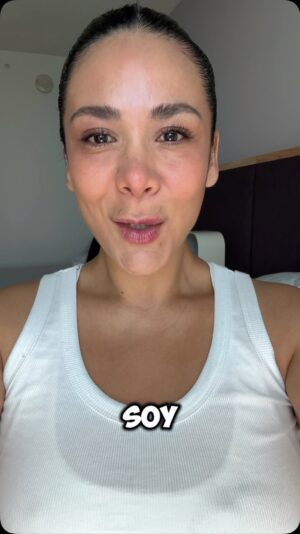 Magdyel Ugaz Instagram - Hoy levanto la voz por algo que no solo me toca como actriz, sino como ciudadana🙋🏻‍♀️
Nos quieren quitar las regalías.
Un derecho que no es un regalo ni un favor. Es el reconocimiento justo por el trabajo que seguimos dando, aún cuando ya no estamos frente a cámaras.
No dejemos que este decreto avance.
Porque sin cultura, sin arte, sin derechos… ¿qué país queremos ser?
#lasregaliasnosonregalos 
#derechoslaborales
#gremiodeactores
#interartis 
@gremioperuano 🤍💪🏻