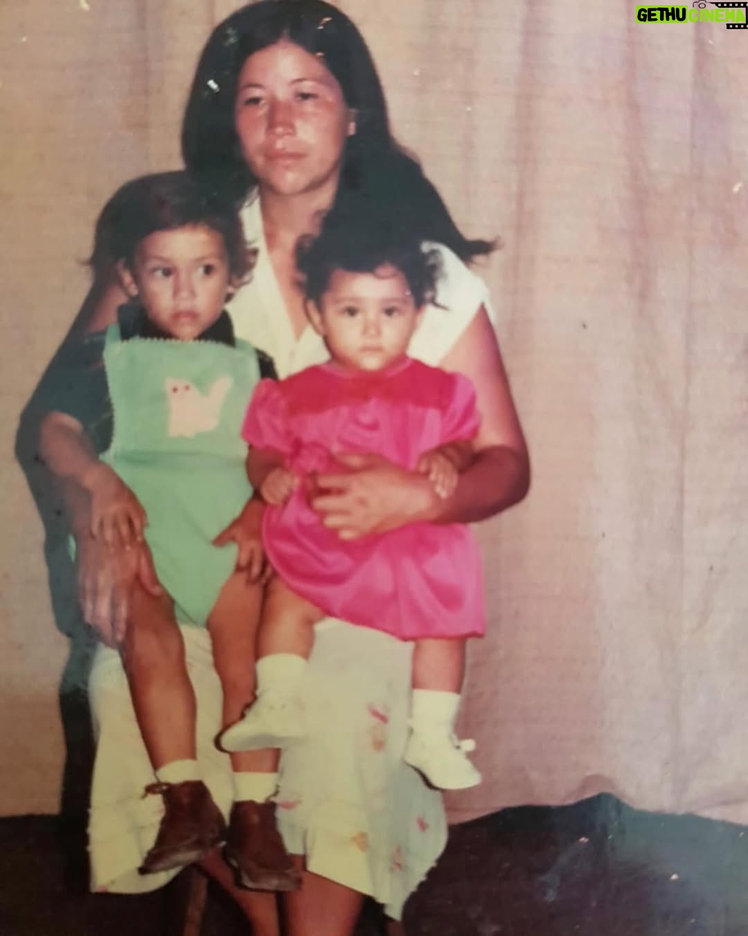 Magdyel Ugaz - 4.8K Likes - Mami 🤍 

  Mi inspiración , la que me calma , la que me abraza 
  La que a pesar de sus miedos siempre se atrevió 
 La que con sus silencios me acompaña 
La que con su sonrisa me ilumina 
La que me enseña que nunca es tarde , y que los sueños 
Se construyen , te veo yendo a estudiar @institutoidatec  y no dudo en que te convertirás en esa gran chef 👩🏻‍🍳para mi ya lo eres 🥰💫
 Feliz día mamita ♥️
 Feliz día a todas las mamitas , hoy las celebro agradezco al universo , tenerlas tan cerquita ♥️y aprender tanto de ustedes