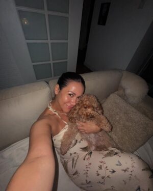 Magdyel Ugaz Instagram - Domingo de abrazos peludos 🐶💛 A veces, la felicidad está en lo simple: un sofá, un abrazo y dos naricitas húmedas.
Quién más está en modo sofá y mimos hoy? ❤️🐶
#doglover ♥️