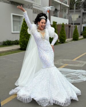 Magdyel Ugaz Instagram - Nuestra Teresita se casó 👰🏻‍♀️❤️ Acá un poco del detrás de cámaras 😍❤️💃🏻 
¿El vestido superó las expectativas?? 👰🏻‍♀️🪿👀

Un equipo maravilloso hizo que la Tere brillara graciosa a todo el equipo de maquillaje 
Makeup y peinado @edithavilaneyra @escobedosiccha 
Todo el equipo de vestuario ♥️que se lució el vestido 
@shicale @ramonmaggin