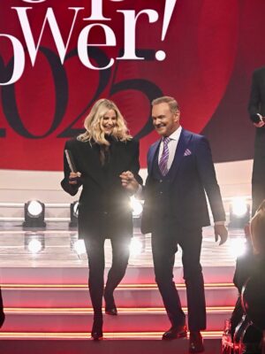 Małgorzata Kożuchowska Instagram - Odebranie tej nagrody to dla mnie ogromny zaszczyt. Bardzo dziękuję redakcji @viva_magazyn za nominację i Państwu, którzy oddaliście na mnie swoje głosy. Ten plebiscyt – People Power – ma dla mnie szczególne znaczenie, bo pokazuje, że sztuka i kultura w dzisiejszym świecie, pełnym lęku, agresji i konsumpcjonizmu, wciąż są ważne, że poruszają, inspirują i łączą ludzi.
Jeden z filozofów powiedział kiedyś, że artystą się bywa, a nie jest. I ja się z tym zgadzam. Dlatego chcę z głębi serca podziękować wszystkim, którzy dostrzegli we mnie nie tylko popularną aktorkę, która podbije słupki oglądalności, ale właśnie artystkę: Annie Nagler za pomysł serialu ze mną, Kubie Razowskiemu, że się tego pomysłu nie przestraszył, Pawłowi Demirskiemu za Anielę, zaufanie i „pokrewieństwo dusz”, producentkom Magdzie Kamińskiej i Agacie Szymańskiej za wolność twórczą i wiarę w nas oraz reżyserom Jakubowi Piątkowi i Kubie Czekajowi za totalne partners in crime. Wojtkowi Farudze za wszystkie nasze spektakle w Teatrze Narodowym i Janowi Englertowi za przestrzeń do spełniania coraz ambitniejszych marzeń! Dorocie Kośmickiej za odwagę obsadzania mnie „pod prąd”. Każde z Was w niezwykły sposób otworzyło mi drzwi do nowych możliwości i ciągłego rozwoju! Jestem za to ogromnie wdzięczna.
Gratuluję również wszystkim nominowanym i laureatom.
Chciałabym również podziękować tym którzy pracują w swoich małych pracowniach, gdzieś w Polsce, których świat jeszcze nie odkrył choć robią piekne rzeczy, tych którzy grają trzecio- czwartoplanowe role i epizody i może czekają na swoją wielką szansę! Chcę Wam powiedzieć, że to co robicie jest ważne, że jesteście potrzebni, a Wasza twórczość to wartość ♥️♥️♥️
Dziękuję publiczności - za zaufanie, obecność i otwartość. To dzięki Wam mogę robić to, co kocham. Obiecuję dalej pracować z pasją i wrażliwością, wierząc, że kultura i sztuka naprawdę potrafią zmieniać świat - choćby w jednym człowieku.
#vivapeoplepower #człowiekdlasztuki #aktorka