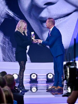 Małgorzata Kożuchowska Instagram - Odebranie tej nagrody to dla mnie ogromny zaszczyt. Bardzo dziękuję redakcji @viva_magazyn za nominację i Państwu, którzy oddaliście na mnie swoje głosy. Ten plebiscyt – People Power – ma dla mnie szczególne znaczenie, bo pokazuje, że sztuka i kultura w dzisiejszym świecie, pełnym lęku, agresji i konsumpcjonizmu, wciąż są ważne, że poruszają, inspirują i łączą ludzi.
Jeden z filozofów powiedział kiedyś, że artystą się bywa, a nie jest. I ja się z tym zgadzam. Dlatego chcę z głębi serca podziękować wszystkim, którzy dostrzegli we mnie nie tylko popularną aktorkę, która podbije słupki oglądalności, ale właśnie artystkę: Annie Nagler za pomysł serialu ze mną, Kubie Razowskiemu, że się tego pomysłu nie przestraszył, Pawłowi Demirskiemu za Anielę, zaufanie i „pokrewieństwo dusz”, producentkom Magdzie Kamińskiej i Agacie Szymańskiej za wolność twórczą i wiarę w nas oraz reżyserom Jakubowi Piątkowi i Kubie Czekajowi za totalne partners in crime. Wojtkowi Farudze za wszystkie nasze spektakle w Teatrze Narodowym i Janowi Englertowi za przestrzeń do spełniania coraz ambitniejszych marzeń! Dorocie Kośmickiej za odwagę obsadzania mnie „pod prąd”. Każde z Was w niezwykły sposób otworzyło mi drzwi do nowych możliwości i ciągłego rozwoju! Jestem za to ogromnie wdzięczna.
Gratuluję również wszystkim nominowanym i laureatom.
Chciałabym również podziękować tym którzy pracują w swoich małych pracowniach, gdzieś w Polsce, których świat jeszcze nie odkrył choć robią piekne rzeczy, tych którzy grają trzecio- czwartoplanowe role i epizody i może czekają na swoją wielką szansę! Chcę Wam powiedzieć, że to co robicie jest ważne, że jesteście potrzebni, a Wasza twórczość to wartość ♥️♥️♥️
Dziękuję publiczności - za zaufanie, obecność i otwartość. To dzięki Wam mogę robić to, co kocham. Obiecuję dalej pracować z pasją i wrażliwością, wierząc, że kultura i sztuka naprawdę potrafią zmieniać świat - choćby w jednym człowieku.
#vivapeoplepower #człowiekdlasztuki #aktorka