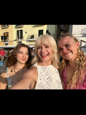 Małgorzata Kożuchowska Instagram - Włoskie wspomnienia. Anieli☀️☀️☀️#serial #netflix @mr.czekaj #balapolis #italia @wojciechwegrzyn_dop