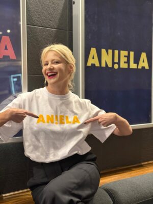 Małgorzata Kożuchowska Instagram - Kochani, od wczoraj Aniela w Netflixie!
Dziękuję z całego serca za tak ciepłe przyjęcie. Wasza obecność przed telewizorami, wiadomości i reakcje są dla mnie ogromnym wzruszeniem.
Chciałabym, żebyśmy na fali tej pozytywnej energii zrobili razem coś dobrego – koszulka mojego projektu z autografem, którą widzicie na zdjęciu, trafiła na licytację na rzecz Fundacji Mam Marzenie. To niepowtarzalna szansa, by spełnić marzenie chorego dziecka. ✨
Link do licytacji na stories – do dzieła! Liczę na Was! 🙌
#Aniela #FundacjaMamMarzenie #licytacja #serialAniela