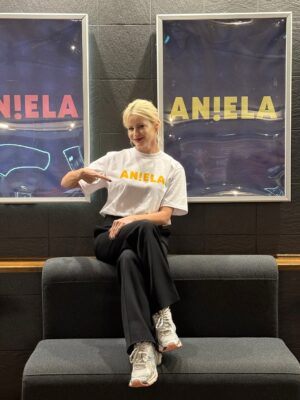 Małgorzata Kożuchowska Instagram - Kochani, od wczoraj Aniela w Netflixie!
Dziękuję z całego serca za tak ciepłe przyjęcie. Wasza obecność przed telewizorami, wiadomości i reakcje są dla mnie ogromnym wzruszeniem.
Chciałabym, żebyśmy na fali tej pozytywnej energii zrobili razem coś dobrego – koszulka mojego projektu z autografem, którą widzicie na zdjęciu, trafiła na licytację na rzecz Fundacji Mam Marzenie. To niepowtarzalna szansa, by spełnić marzenie chorego dziecka. ✨
Link do licytacji na stories – do dzieła! Liczę na Was! 🙌
#Aniela #FundacjaMamMarzenie #licytacja #serialAniela