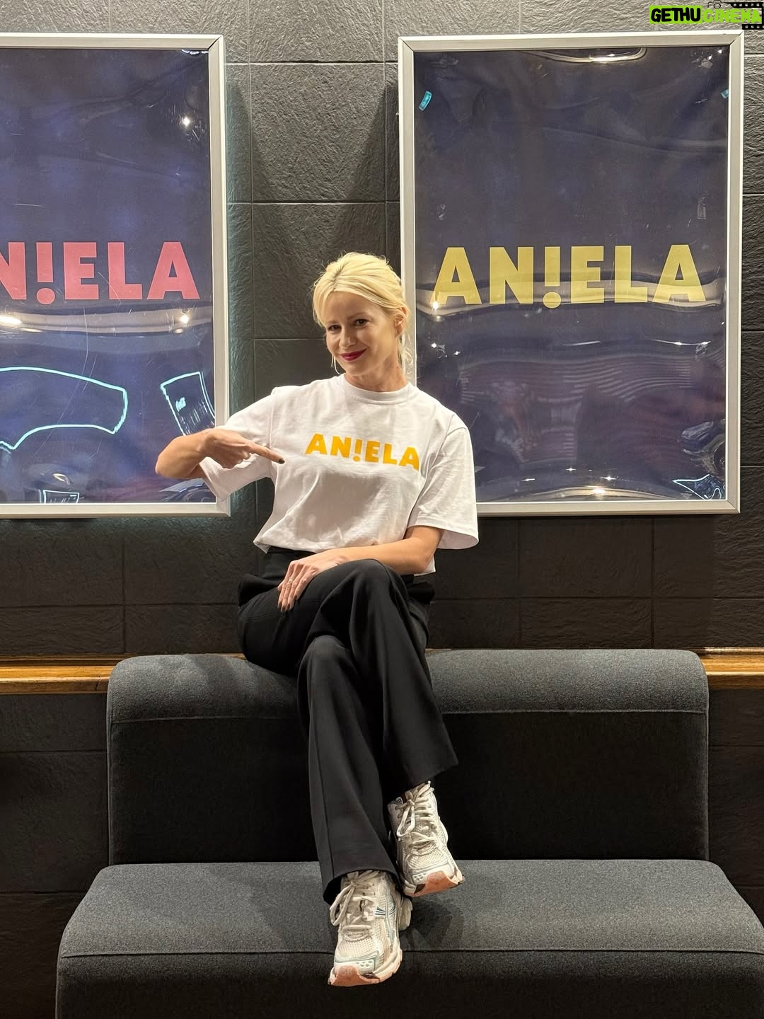 Małgorzata Kożuchowska - 8.9K Likes - Kochani, od wczoraj Aniela w Netflixie!
Dziękuję z całego serca za tak ciepłe przyjęcie. Wasza obecność przed telewizorami, wiadomości i reakcje są dla mnie ogromnym wzruszeniem.

Chciałabym, żebyśmy na fali tej pozytywnej energii zrobili razem coś dobrego – koszulka mojego projektu z autografem, którą widzicie na zdjęciu, trafiła na licytację na rzecz Fundacji Mam Marzenie. To niepowtarzalna szansa, by spełnić marzenie chorego dziecka. ✨

Link do licytacji na stories – do dzieła! Liczę na Was! 🙌
#Aniela #FundacjaMamMarzenie #licytacja #serialAniela