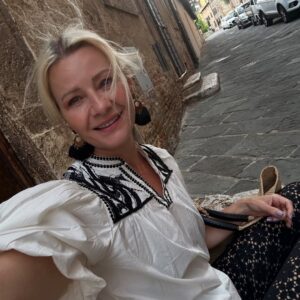 Małgorzata Kożuchowska Instagram - Choć od dawna nie chodzę już do szkoły to zawsze kiedy kończą się wakacje jest mi smutno…🥹. A może trochę je jeszcze przedłużyć…? #wakacje #back #school #finish