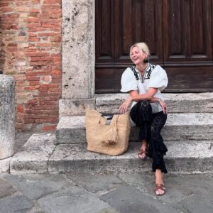 Małgorzata Kożuchowska Instagram - Choć od dawna nie chodzę już do szkoły to zawsze kiedy kończą się wakacje jest mi smutno…🥹. A może trochę je jeszcze przedłużyć…? #wakacje #back #school #finish